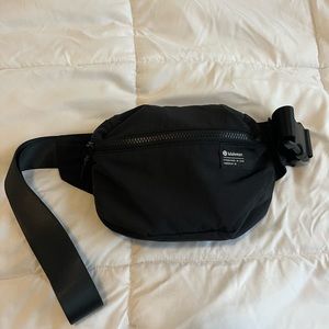 Lululemon Crossbody bag “CLEAN LINES BELT BAG”